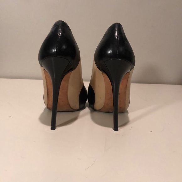 Alexander McQueen Nude Black Heart Toe Pumps - Picture 3 of 6